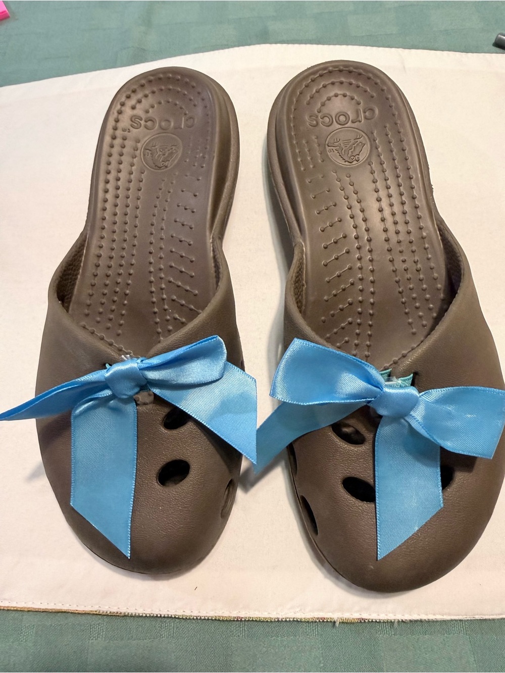 Wmn’s Crocs Slide with Blue Bow